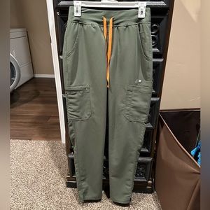 Women’s FIGS High-Waisted Yola Scrub Pants Size S/Tall, Moss